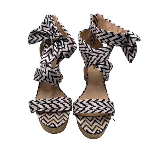 Zigi Soho Khloe Black & White Chevron Platform Sandals Size 10 Ankle Wrap Heels - Picture 1 of 12